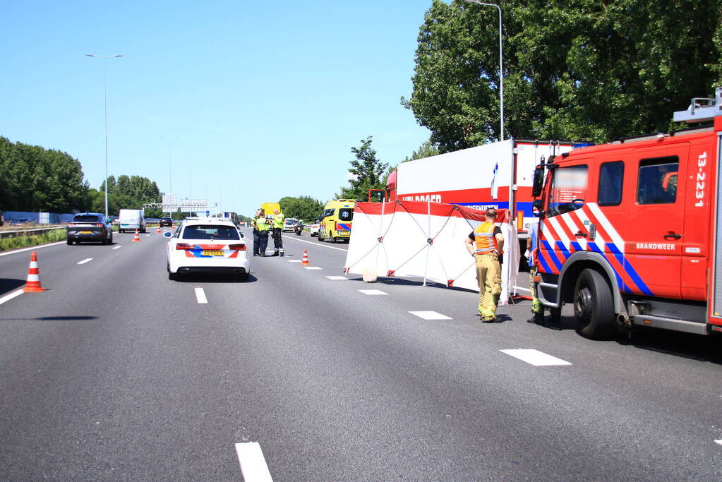 Automobilist botst achterop trailer van vrachtwagen