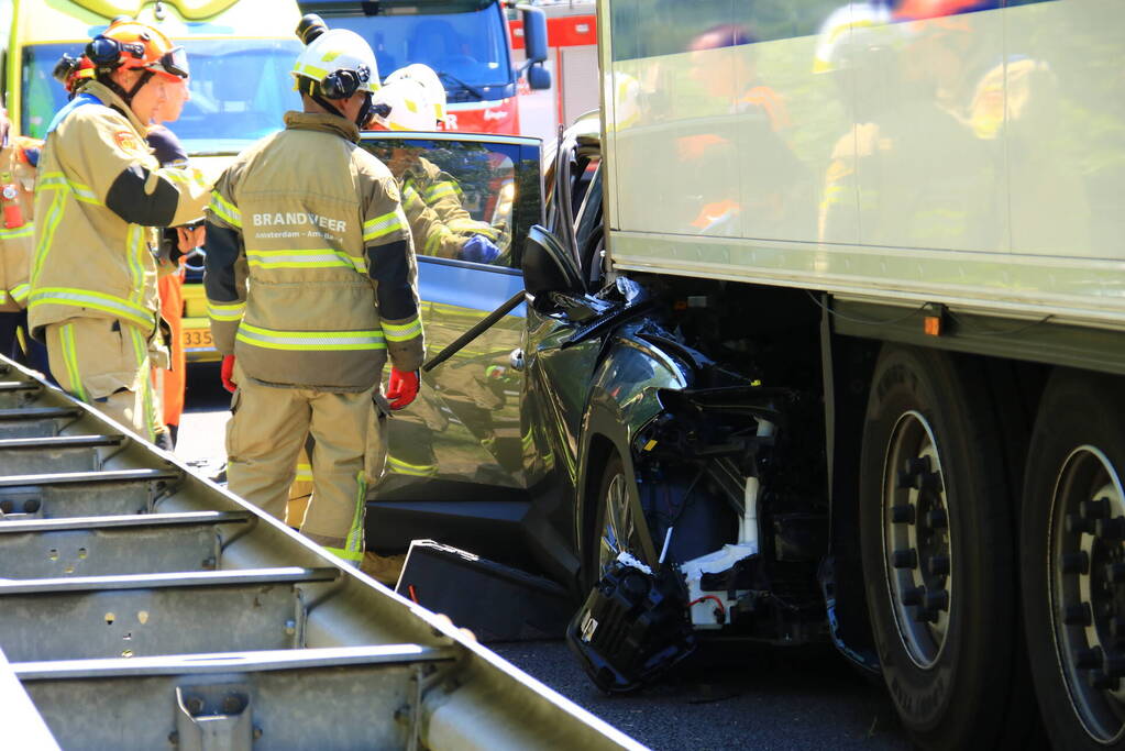 Automobilist botst achterop trailer van vrachtwagen