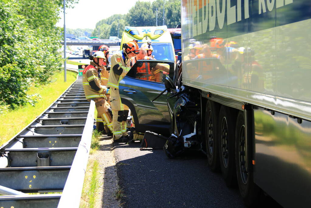Automobilist botst achterop trailer van vrachtwagen