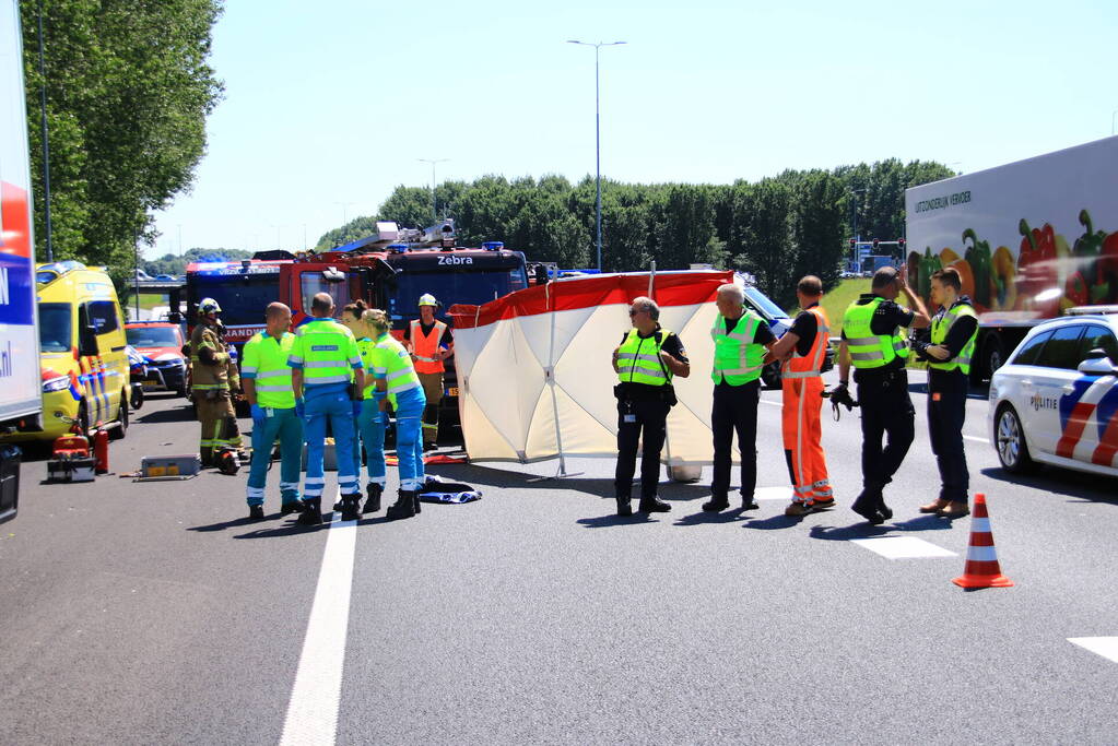 Automobilist botst achterop trailer van vrachtwagen