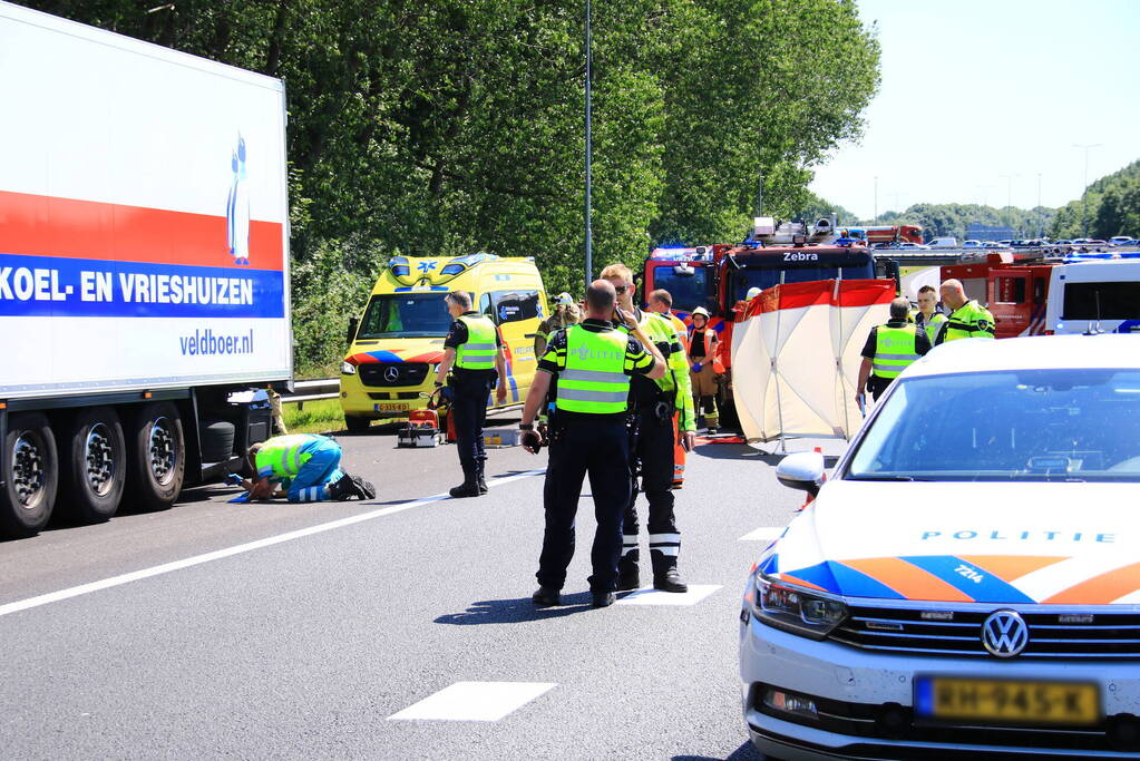 Automobilist botst achterop trailer van vrachtwagen