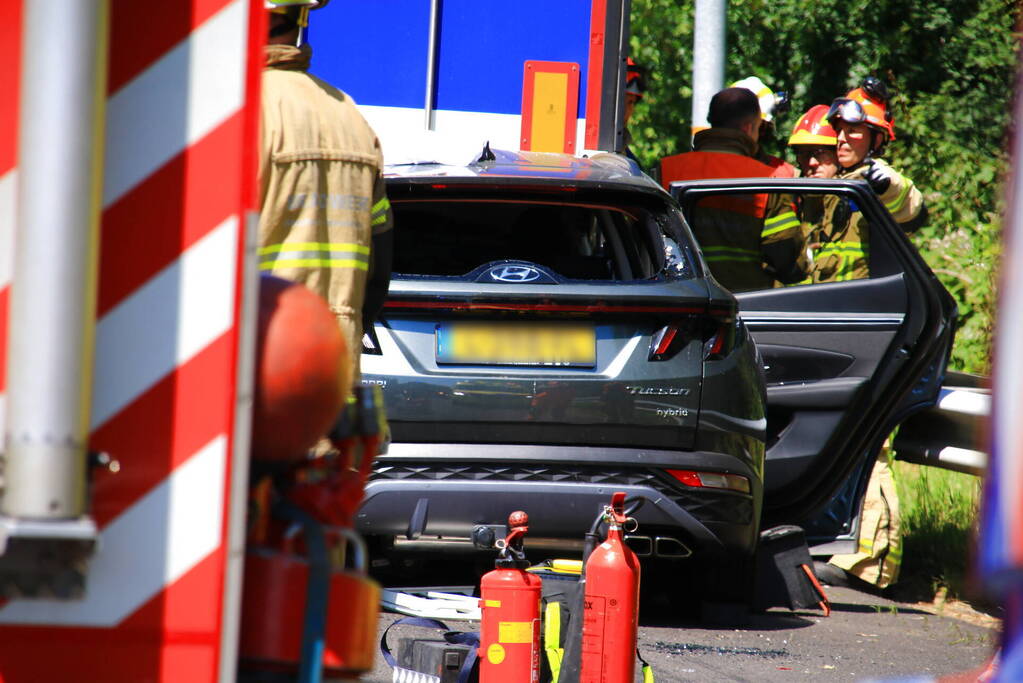 Automobilist botst achterop trailer van vrachtwagen