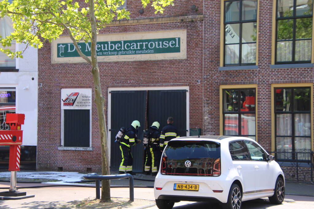 Veel rook bij brand in dak van Meubelcarrousel