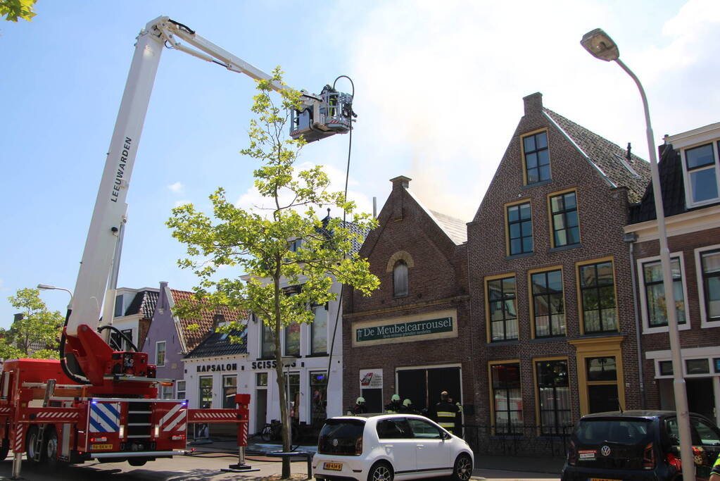 Veel rook bij brand in dak van Meubelcarrousel