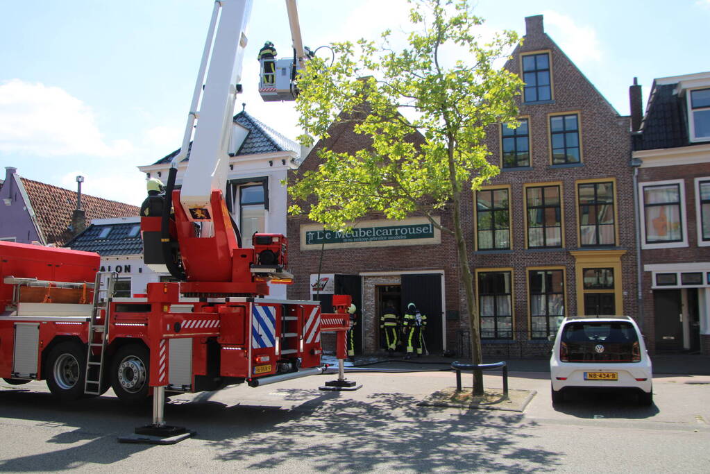 Veel rook bij brand in dak van Meubelcarrousel