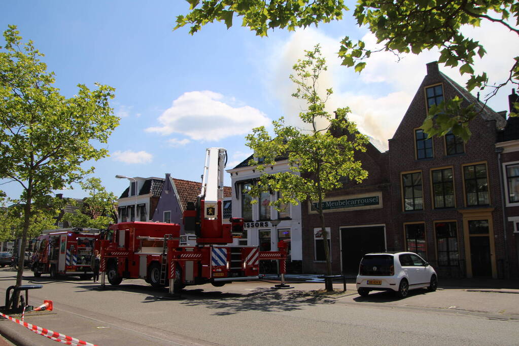 Veel rook bij brand in dak van Meubelcarrousel