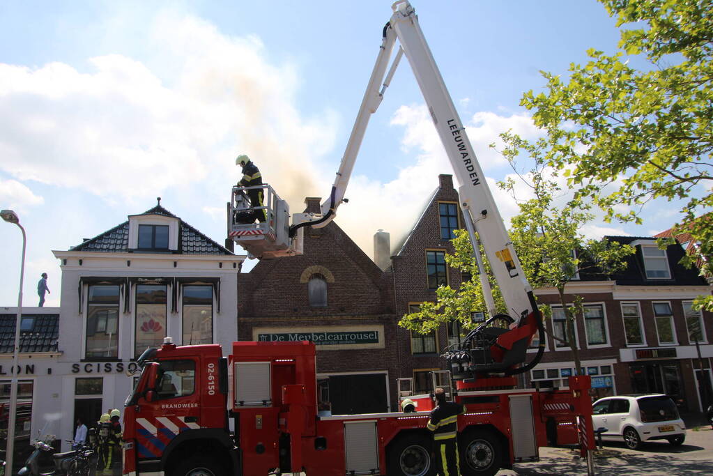 Veel rook bij brand in dak van Meubelcarrousel