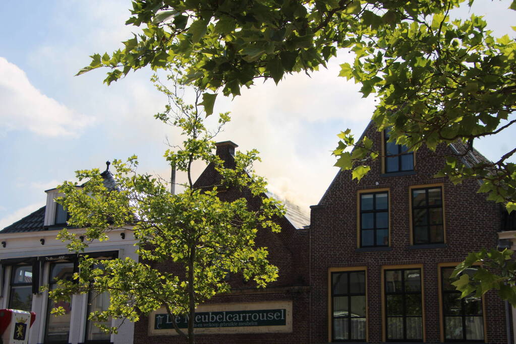 Veel rook bij brand in dak van Meubelcarrousel