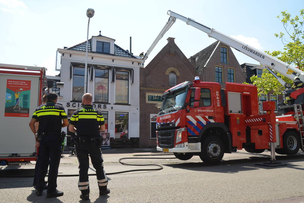 Veel rook bij brand in dak van Meubelcarrousel