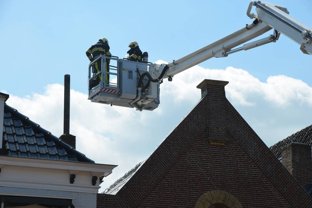 Veel rook bij brand in dak van Meubelcarrousel