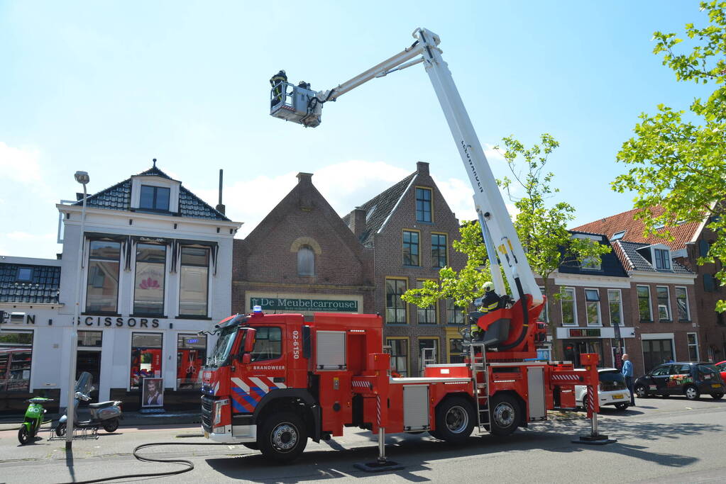 Veel rook bij brand in dak van Meubelcarrousel