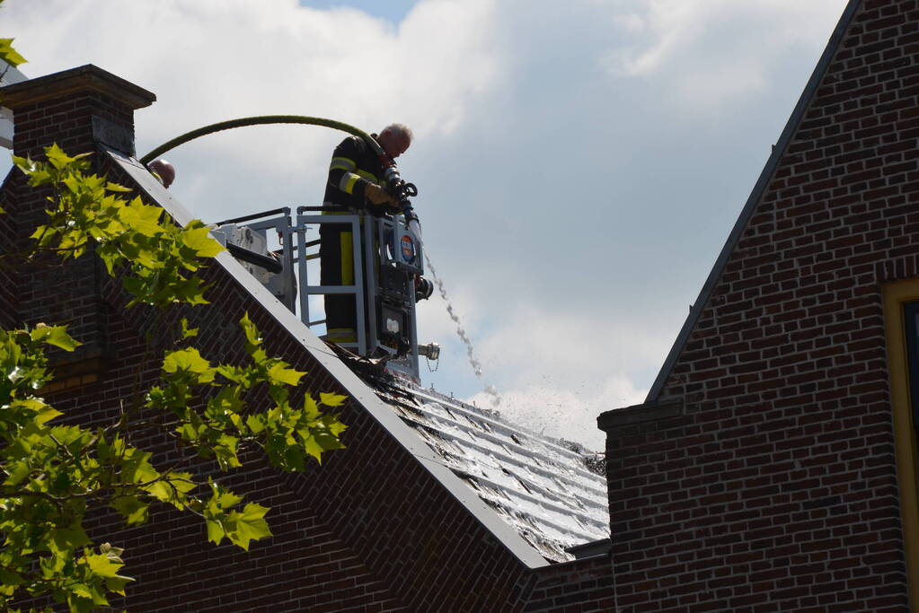 Veel rook bij brand in dak van Meubelcarrousel