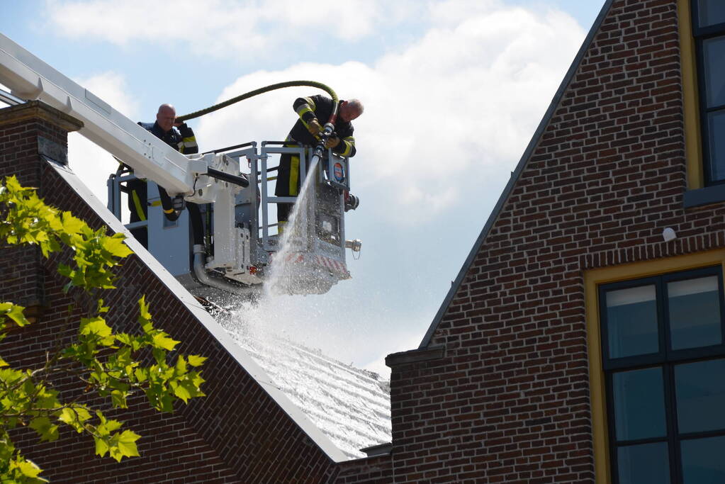 Veel rook bij brand in dak van Meubelcarrousel