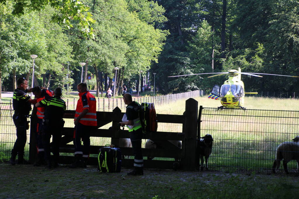 Persoon onder verdachte omstandigheden aangetroffen in bos