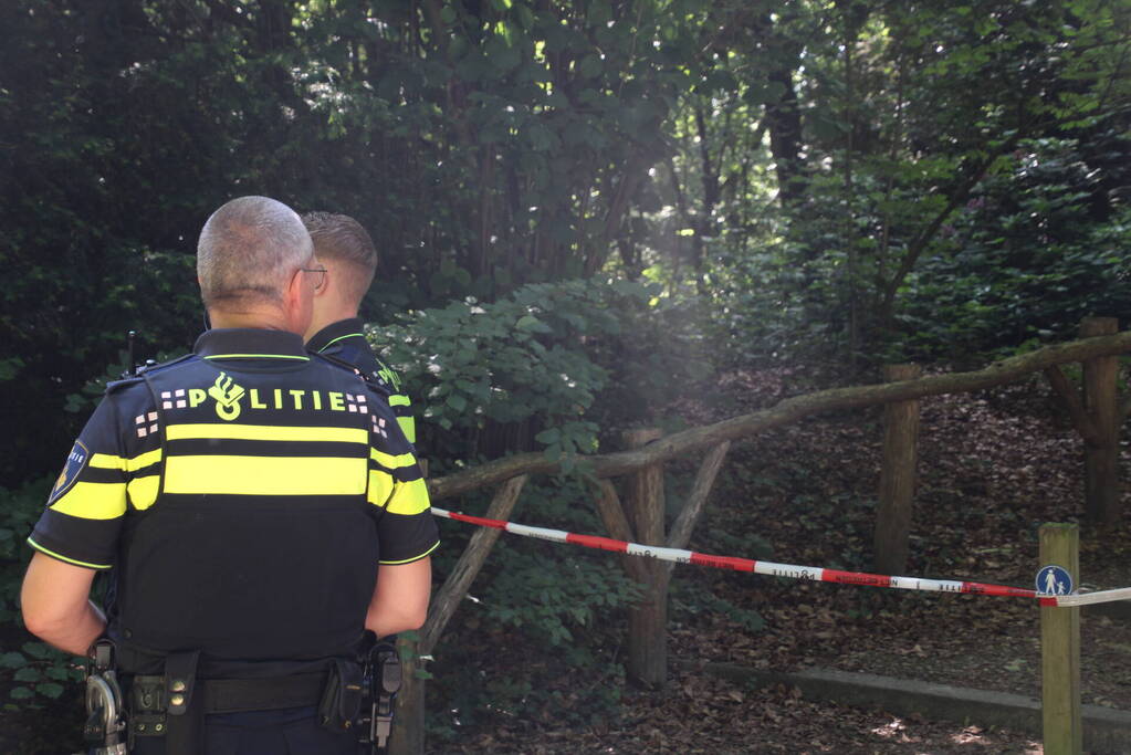 Persoon onder verdachte omstandigheden aangetroffen in bos
