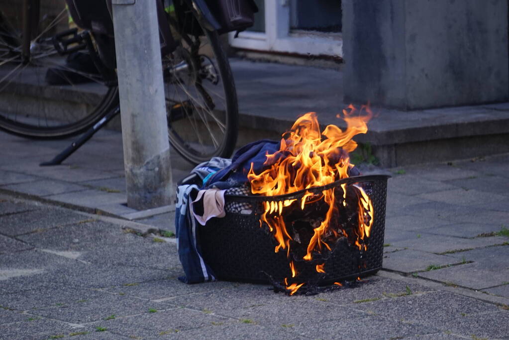 Wasmand gaat in vlammen op