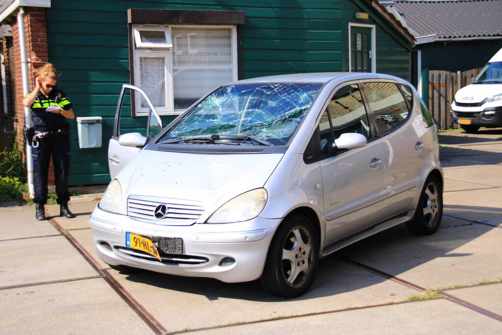 Motorrijder geschept door personenauto