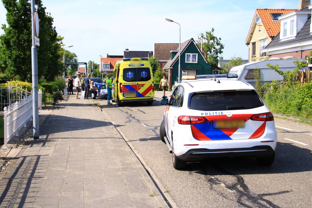 Motorrijder geschept door personenauto