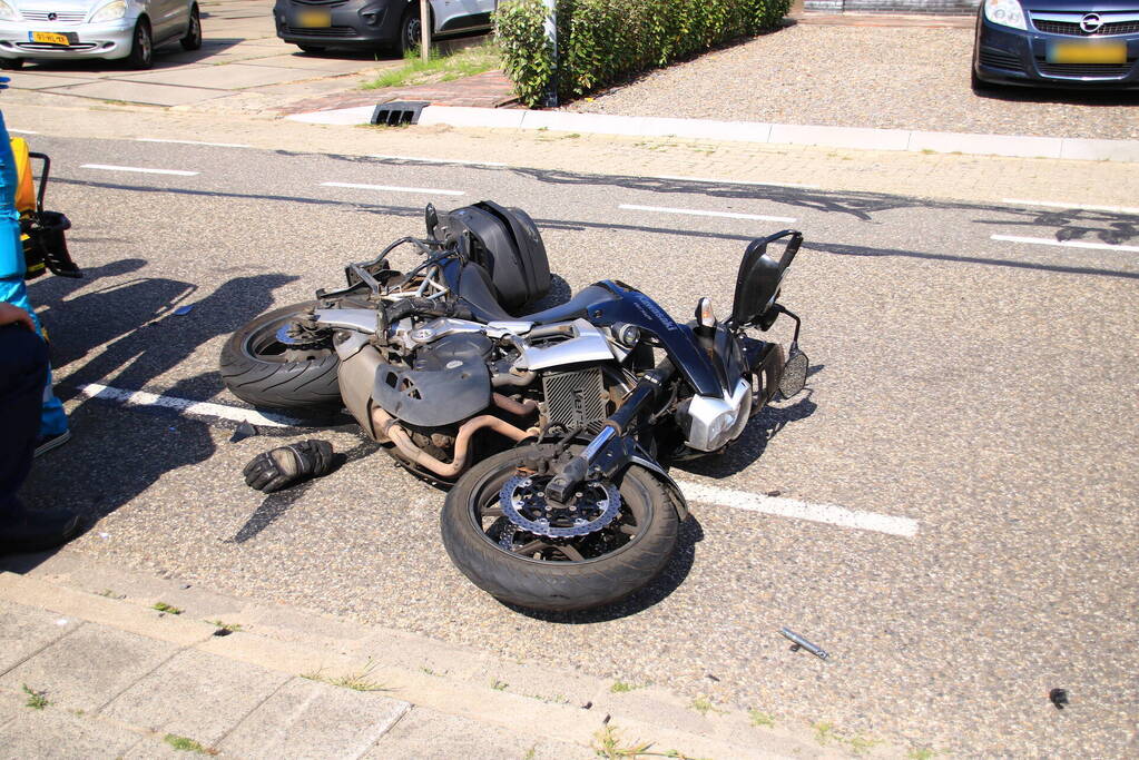 Motorrijder geschept door personenauto