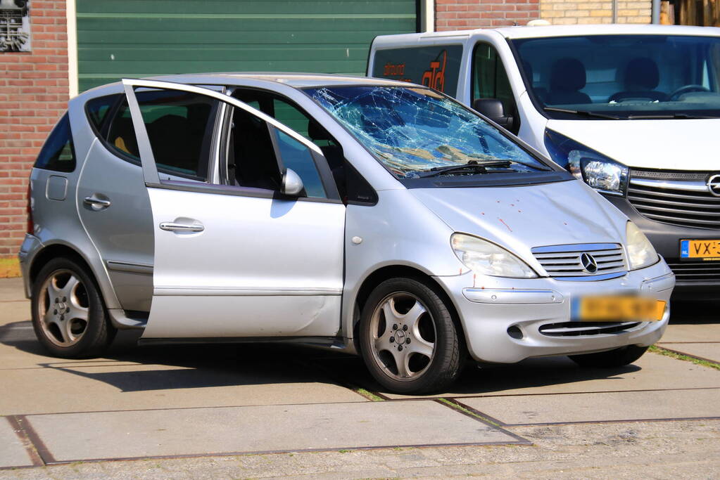 Motorrijder geschept door personenauto