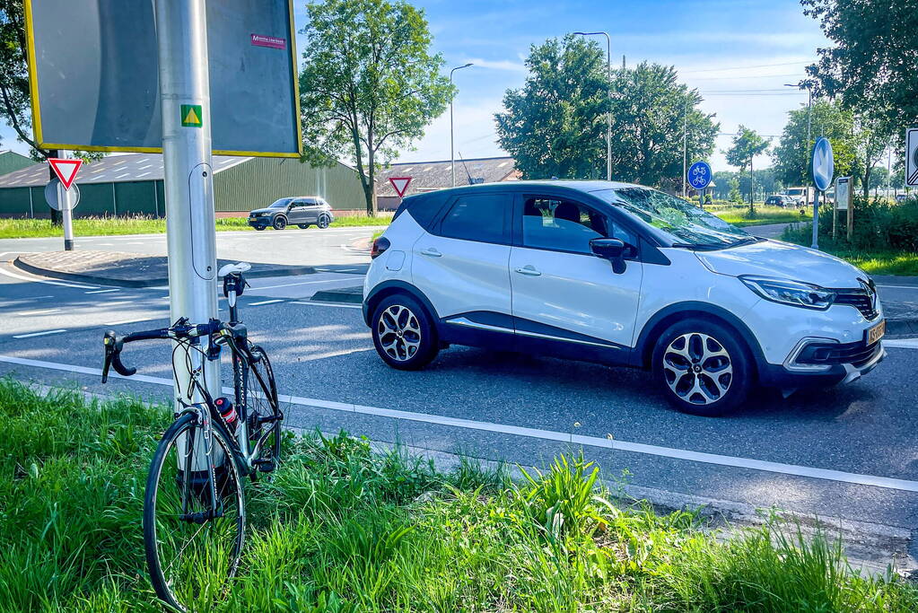 Wielrenner geschept door personenauto