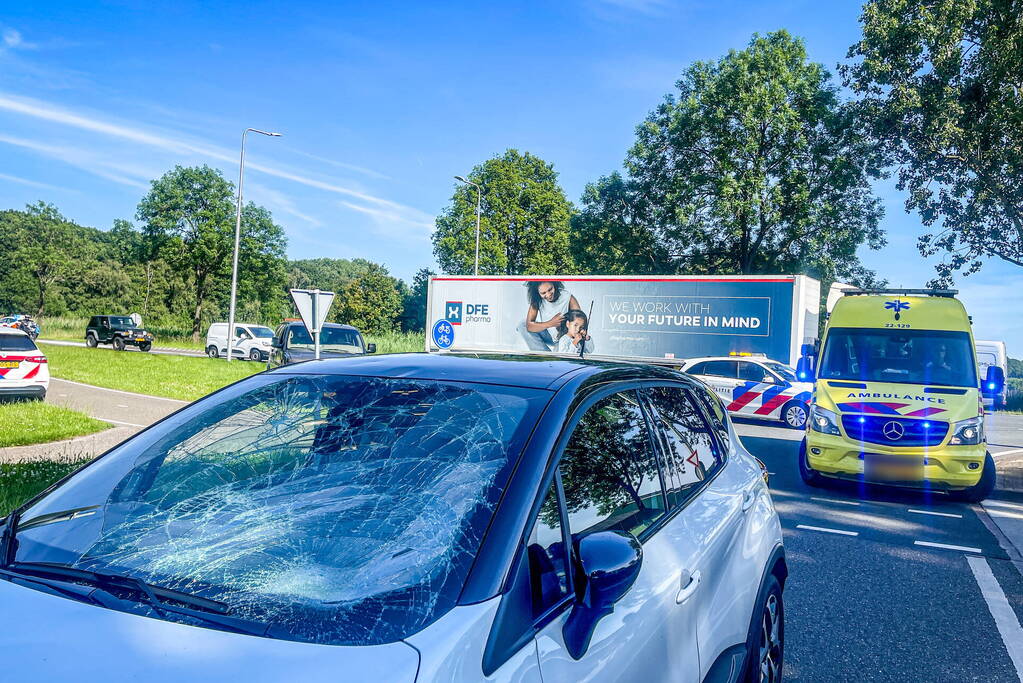 Wielrenner geschept door personenauto
