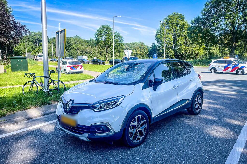 Wielrenner geschept door personenauto