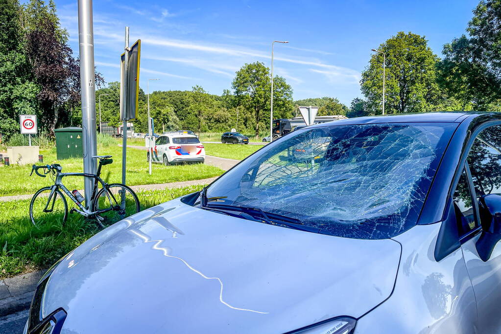 Wielrenner geschept door personenauto