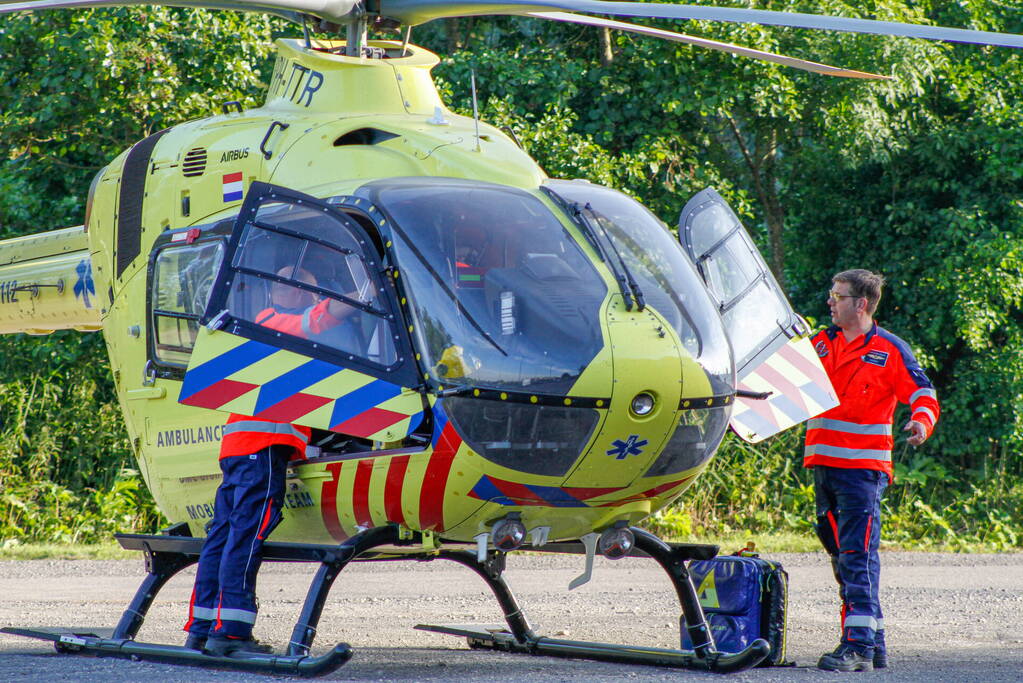 Traumahelikopter landt bij manege
