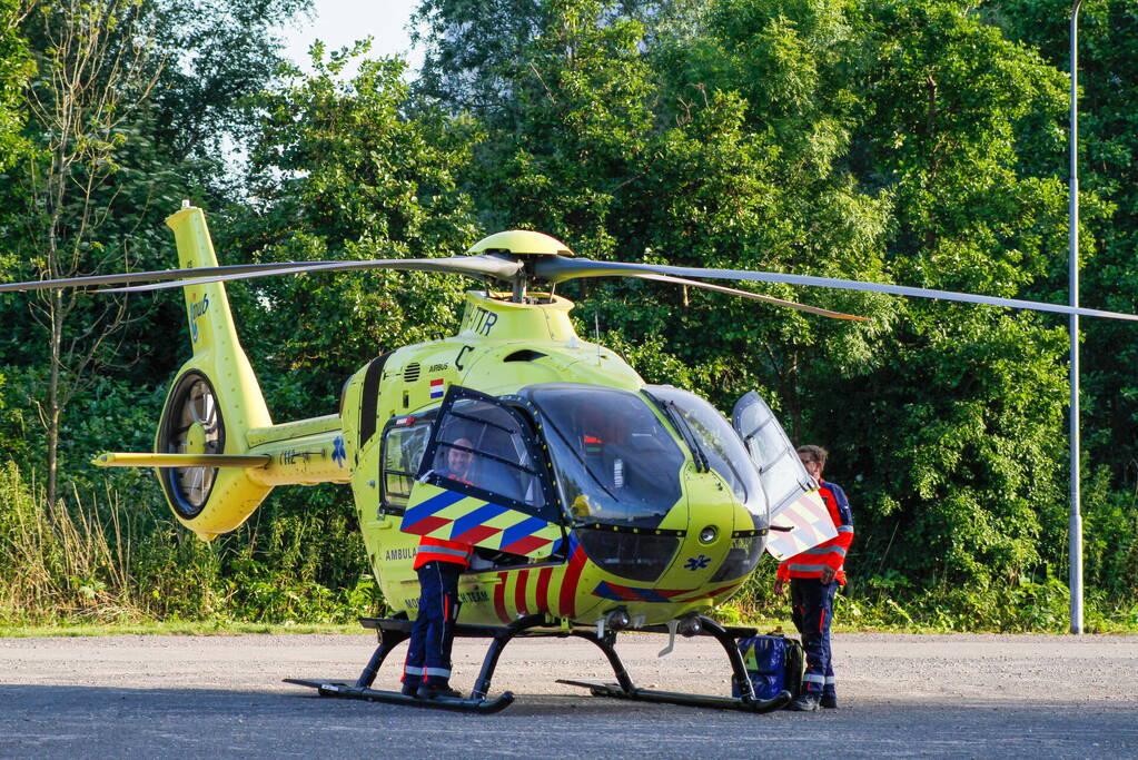 Traumahelikopter landt bij manege