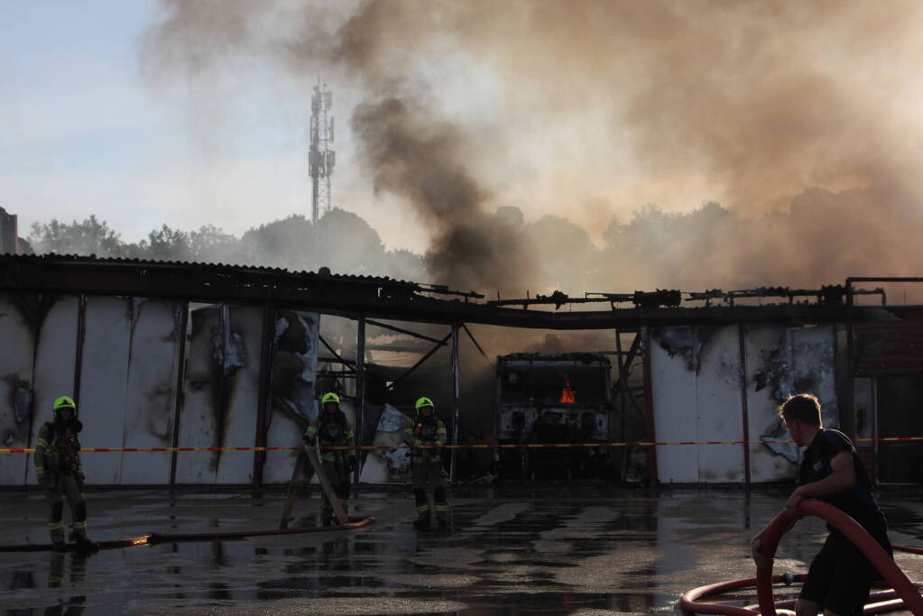 Uitslaande brand in loods transportbedrijf