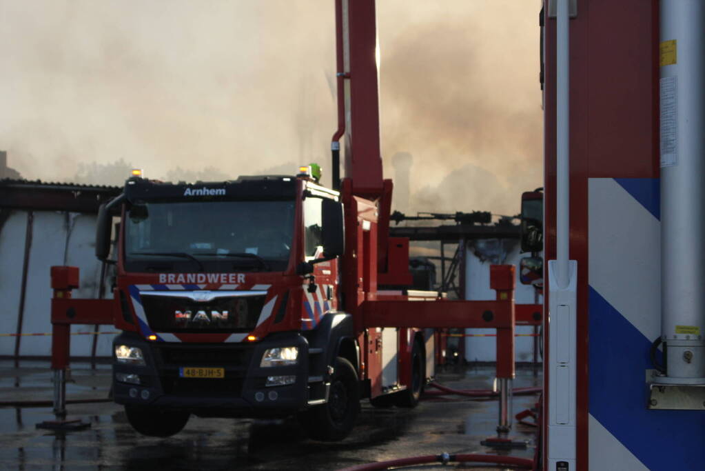 Uitslaande brand in loods transportbedrijf
