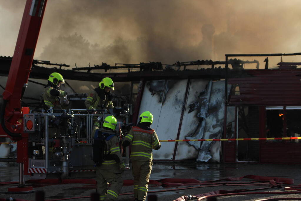 Uitslaande brand in loods transportbedrijf