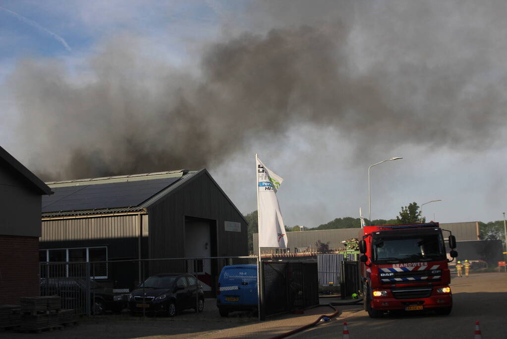 Uitslaande brand in loods transportbedrijf