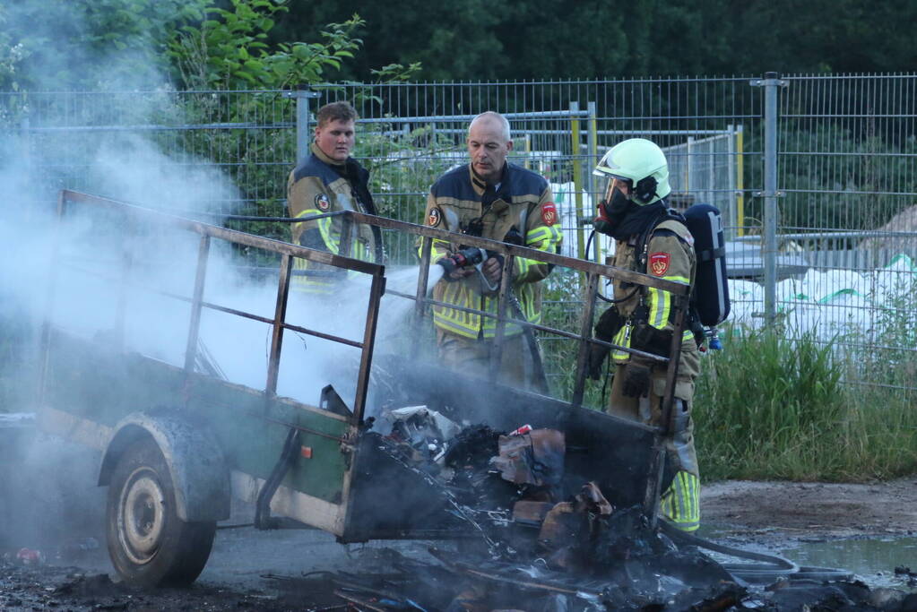 Aanhanger zwaar beschadigd vanwege brand