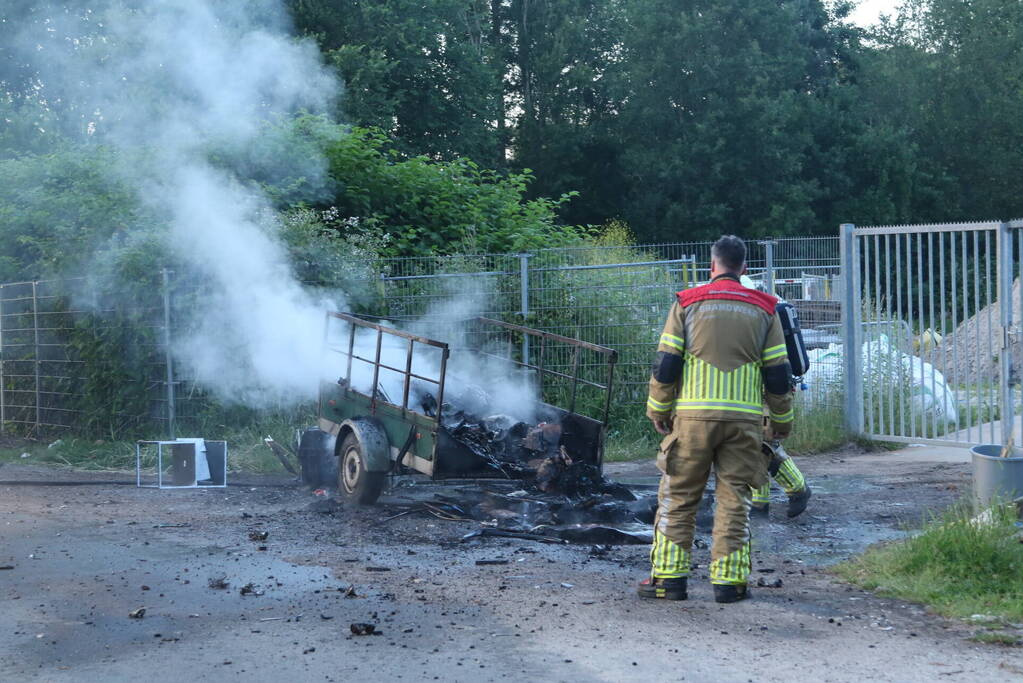 Aanhanger zwaar beschadigd vanwege brand