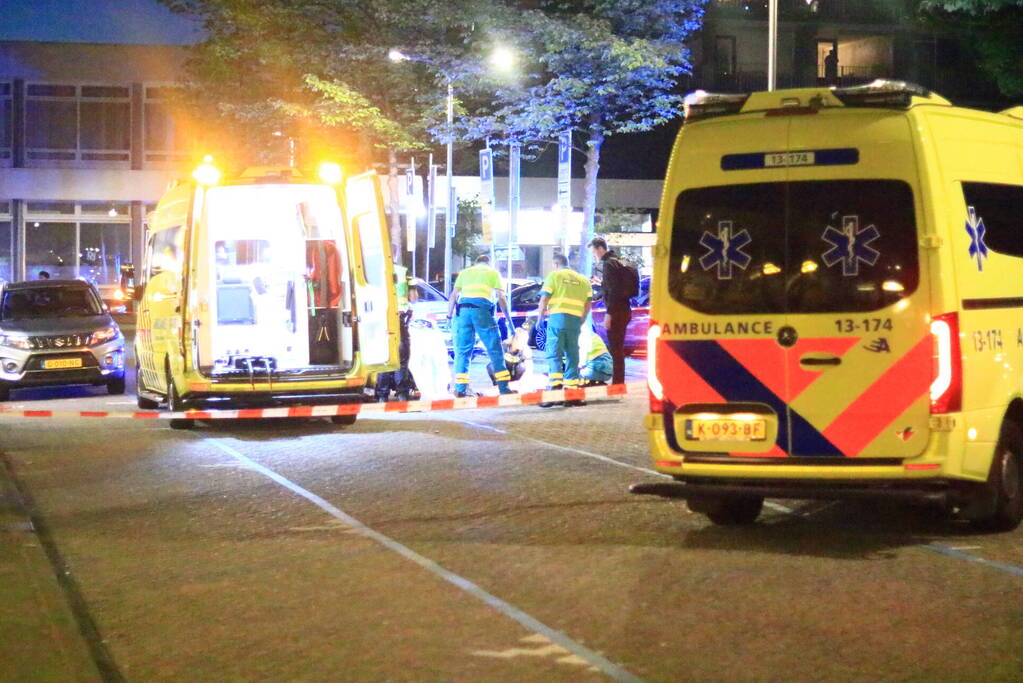 Persoon met steekwond aangetroffen op straat