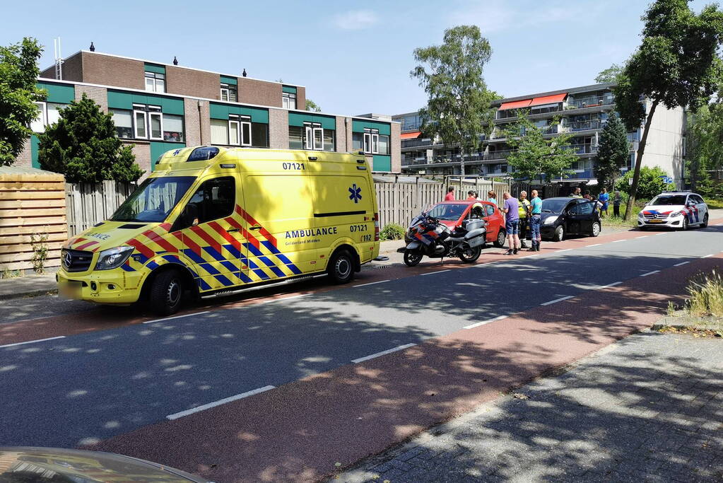 Fietser botst tegen autoportier