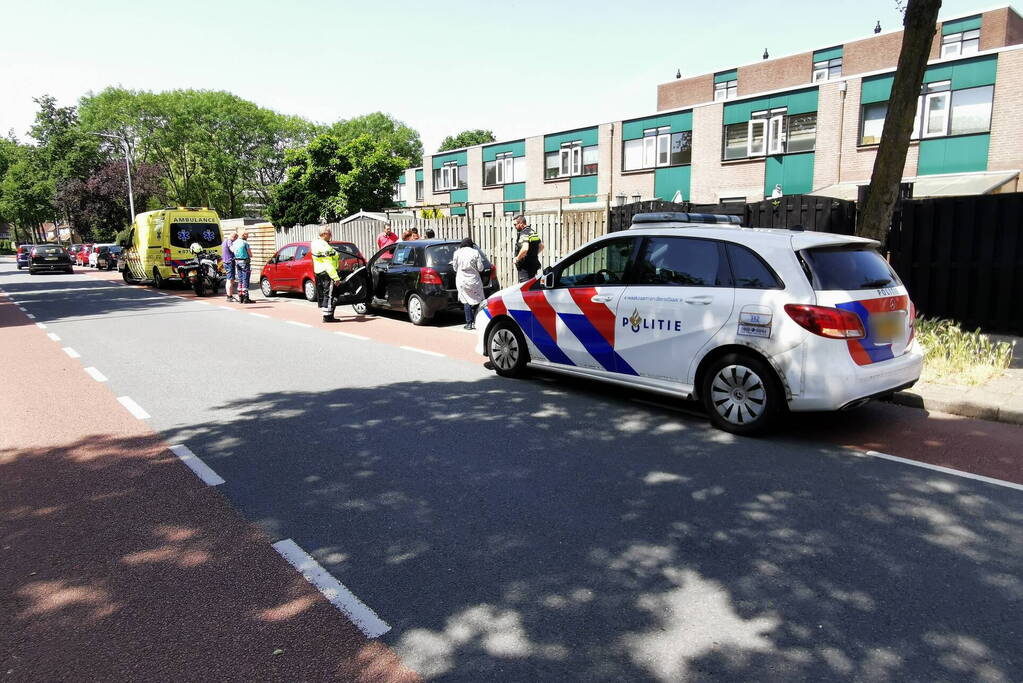 Fietser botst tegen autoportier