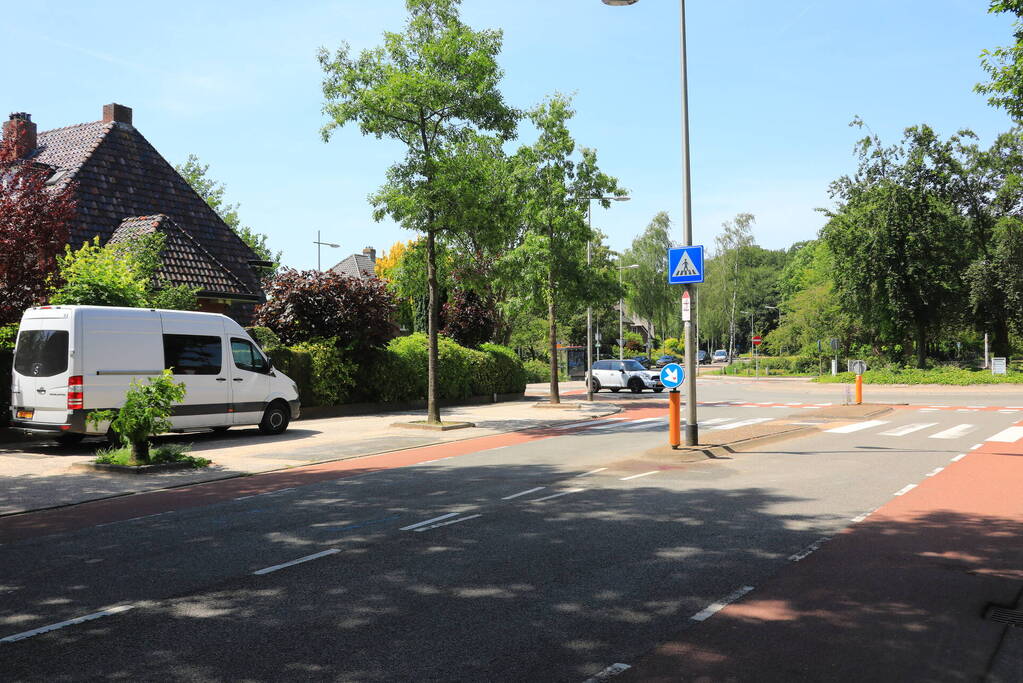Politieagent zwaargewond bij botsing met auto