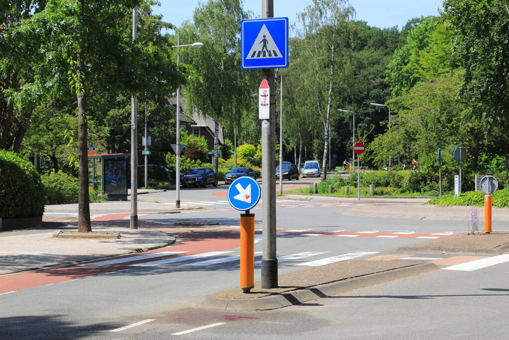 Politieagent zwaargewond bij botsing met auto