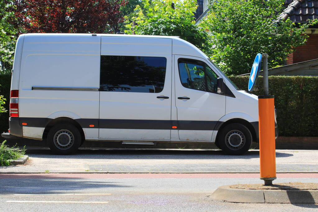 Politieagent zwaargewond bij botsing met auto
