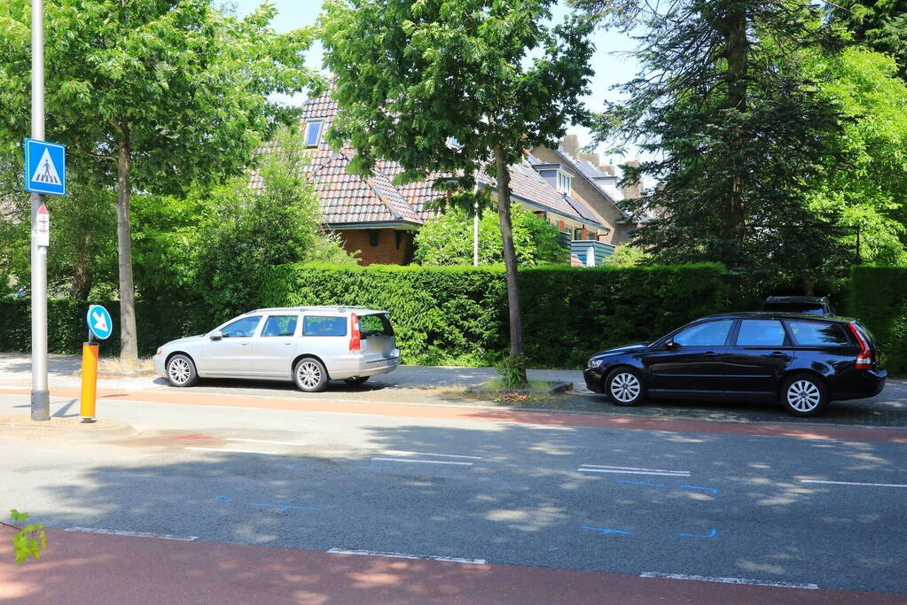 Politieagent zwaargewond bij botsing met auto