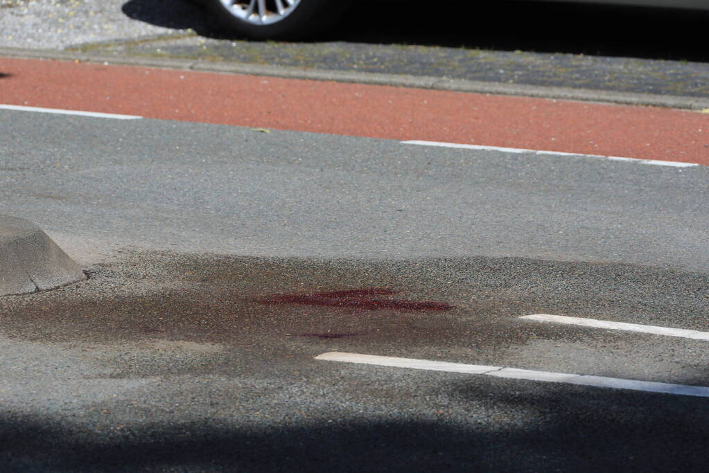 Politieagent zwaargewond bij botsing met auto