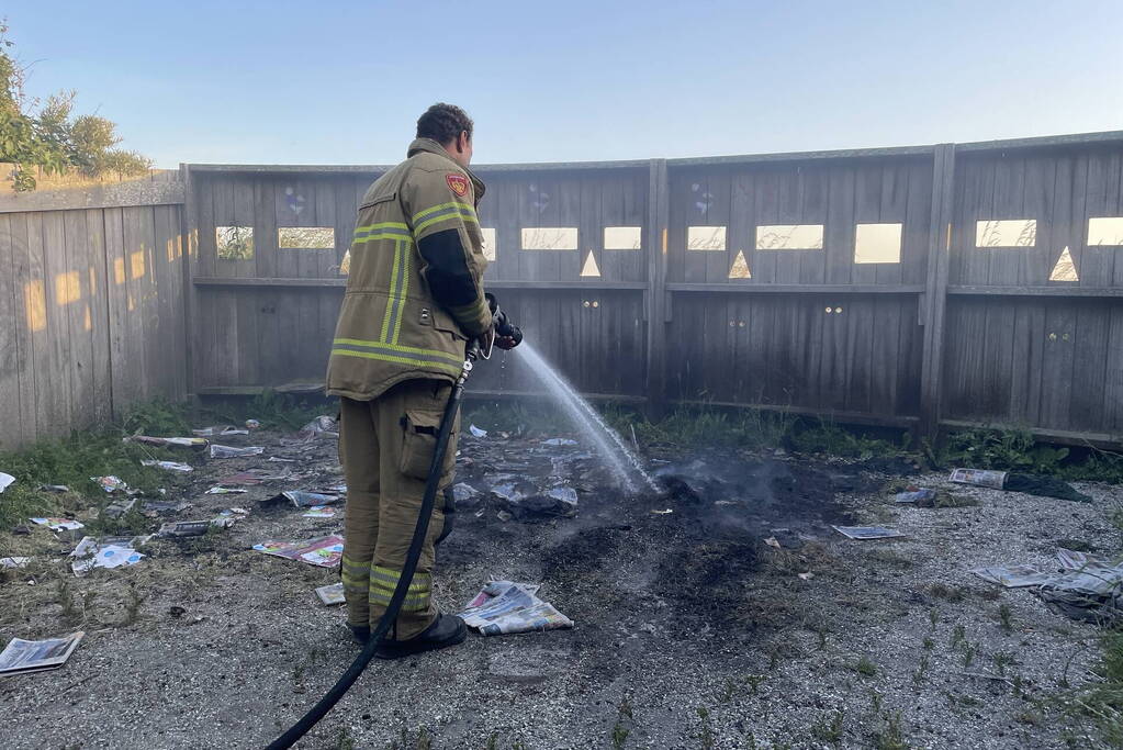 Stapel reclamefolders in brand gestoken