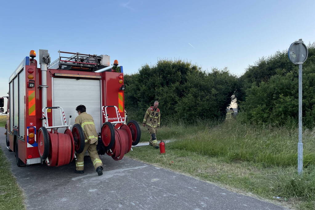 Stapel reclamefolders in brand gestoken
