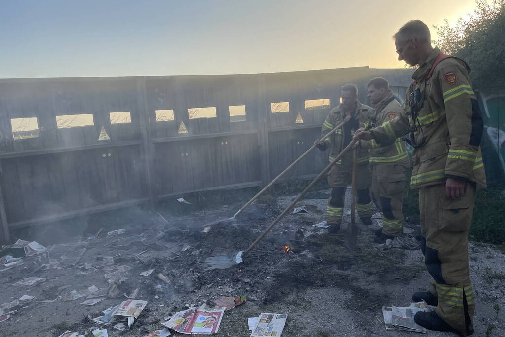 Stapel reclamefolders in brand gestoken