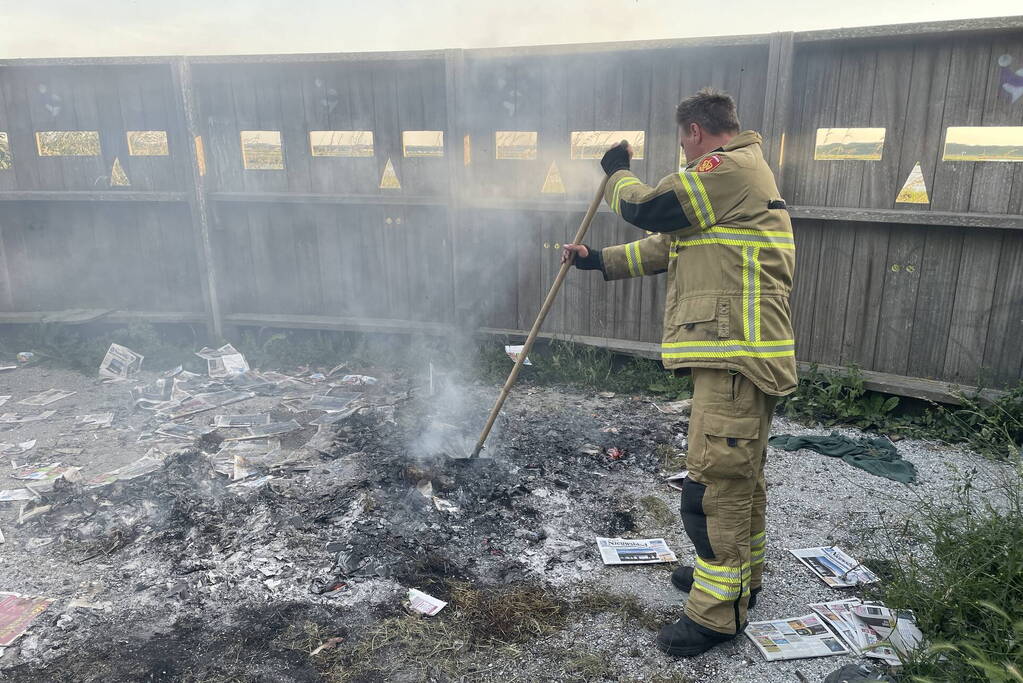 Stapel reclamefolders in brand gestoken