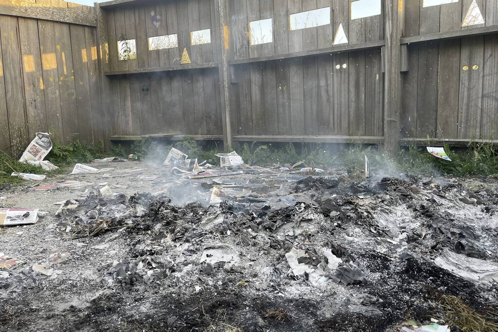 Stapel reclamefolders in brand gestoken