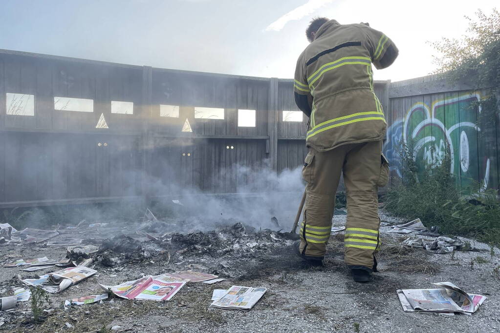 Stapel reclamefolders in brand gestoken